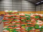 Beberapa karung beras yang berada di gudang siap didistribusikan ke korban bencana erupsi Semeru
