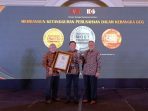 DKU PG, Budi Wahju Soesilo (tengah) saat menerima penghargaan Most Trusted Companies dalam ajang Indonesia Good Corporate Governance 2022