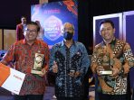 DU PG, Dwi Satriyo Annurogo (kiri) dan DKU PG Budi Wahju Soesilo (kanan) Usai Menerima Penghargaan Top Digital Award 2022 (3)