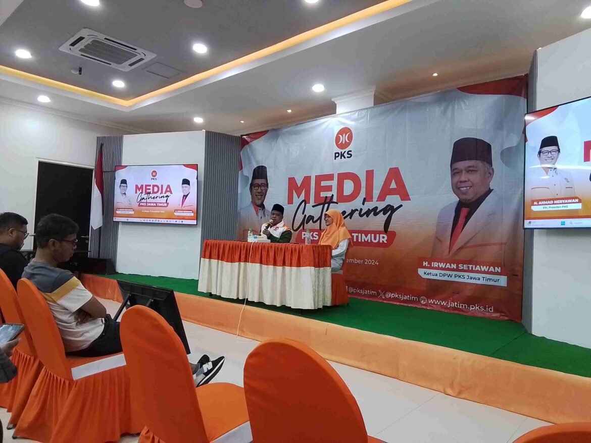 ketua DPW PKS Jatim Irwan Setiawan bersama kepala Humas PKS Jatim, Reni Astuti (ft/fathis)