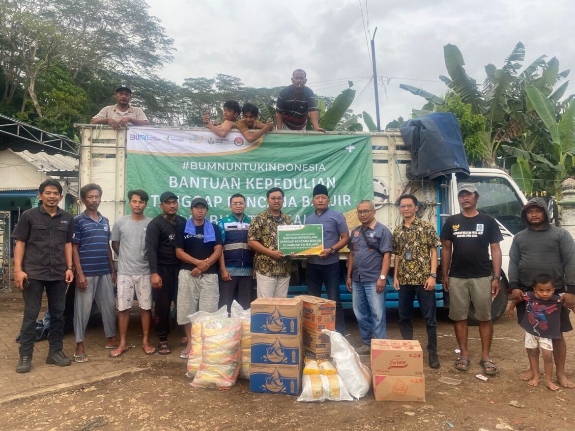 Petrokimia Gresik bersama anggota Satgas Tanggap Bencana Nasional BUMN Wilayah Jatim mengirimkan bantuan 535 paket sembako untuk mendukung percepatan pemulihan pascabanjir di Kab. Malang