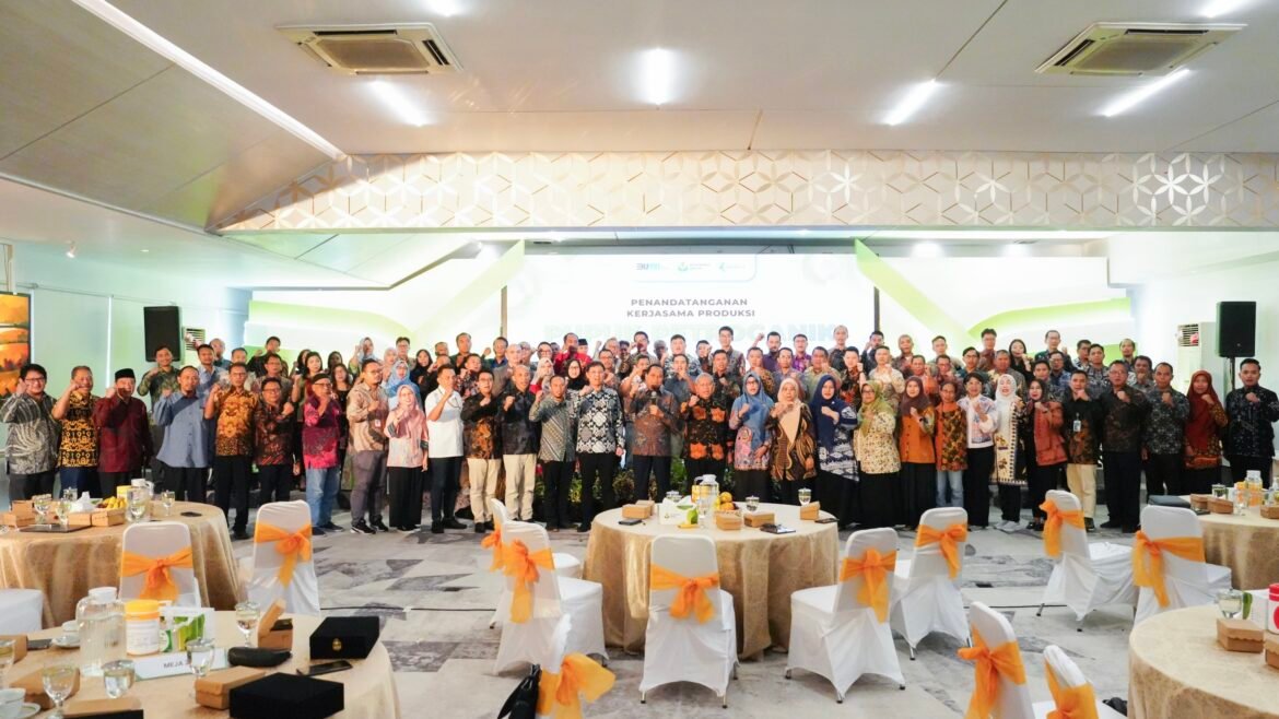 Petrokimia Gresik usai menandatangani SPJB bersama 73 mitra produksi pupuk Petroganik di Gresik