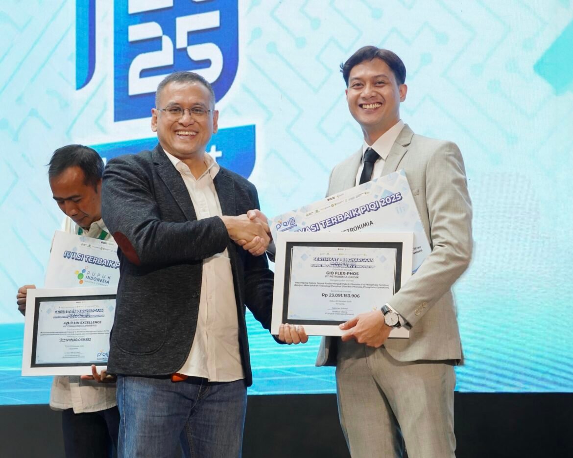 Insan inovator Petrokimia Gresik menerima penghargaan Inovasi Terbaik melalui proyek Teknologi Flex-Phos pada ajang Pupuk Indonesia Quality and Innovation (PIQI) 2025 di Gresik