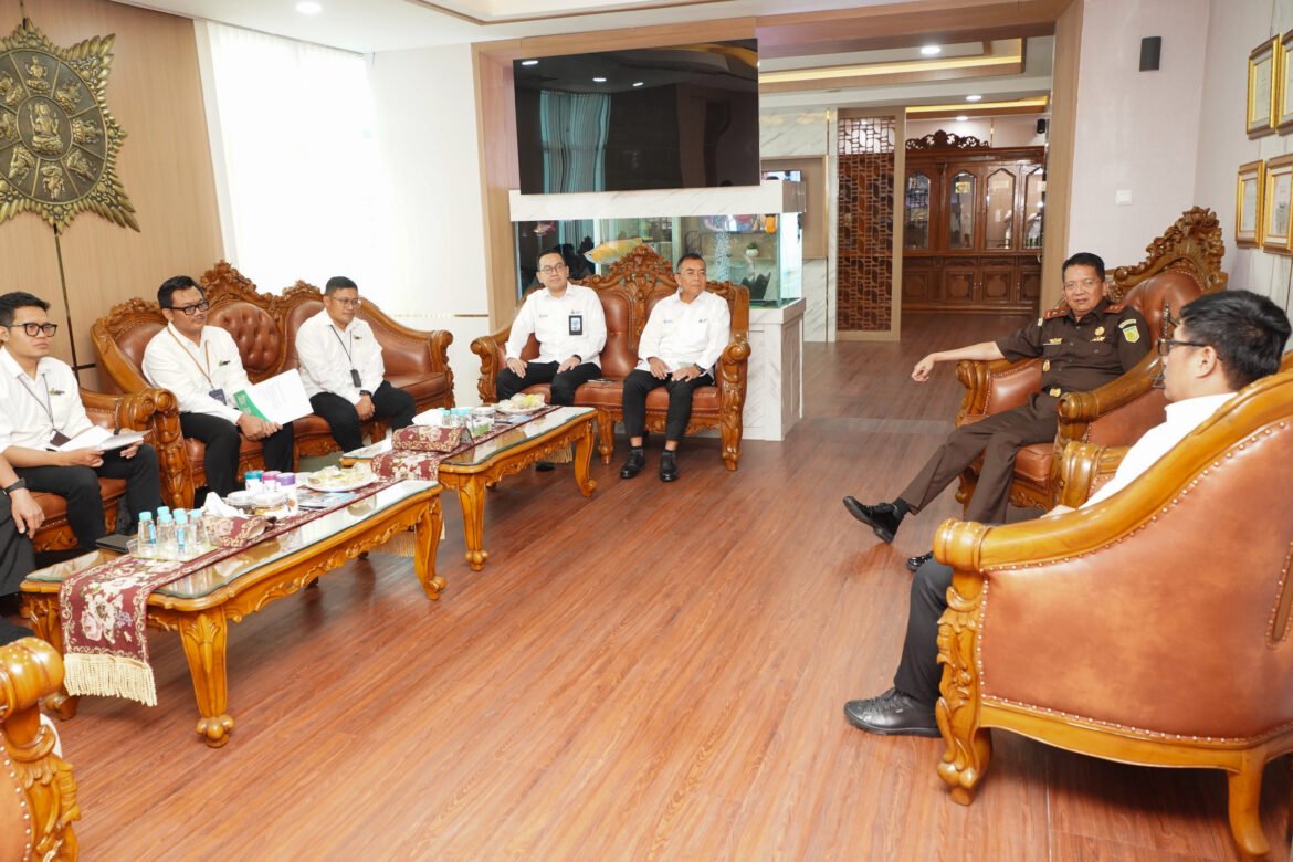 Jajaran Direksi Petrokimia Gresik silaturahmi ke Kejaksaan Tinggi Jawa Timur membahas sinergi tata kelola penyaluran pupuk bersubsidi di Surabaya